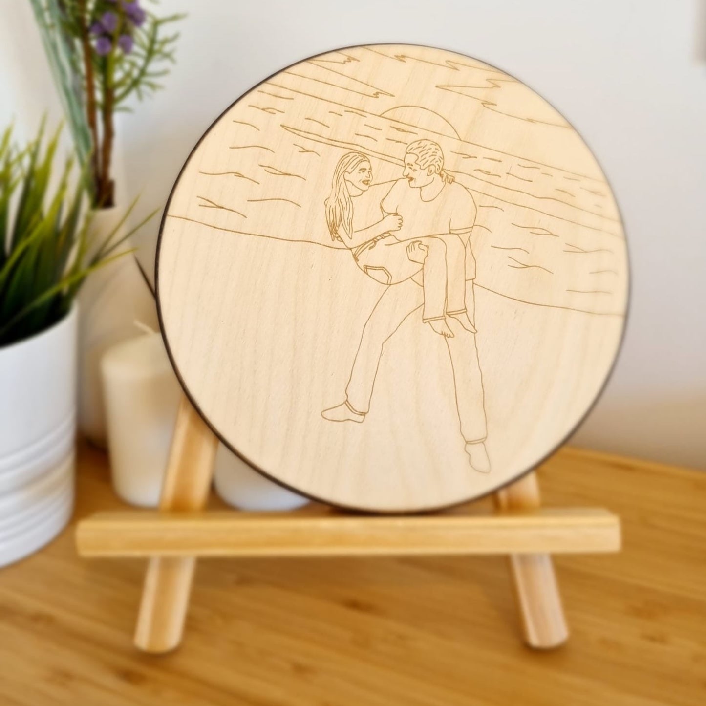 תמונה מצויירת זוגית/אישית חרוטה בעץ בעיצוב אישי ובעבודת יד